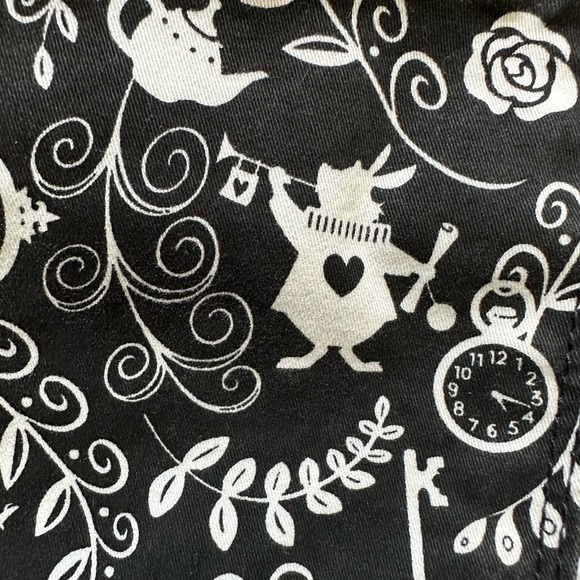 Disney Alice In Wonderland 4 Button Black & White Filigree Denim Shorts Cuffed - Picture 8 of 11